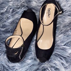 Black & Gold Trim suede wedge heel dress shoe 👠 Pin-up